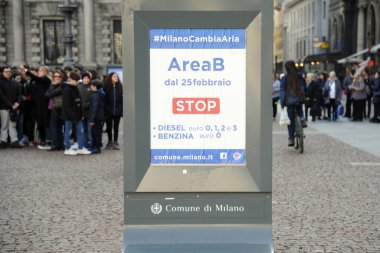 Milan, İtalya 22 Şubat 2018 - sınırlı trafik alanı (b), dizel arabalar için trafik dondurulması 1,2 ve 3 euro ve tavan arası 0 euro