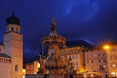 Siena şehrinin gece manzarası, İtalya
