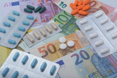 Kabarcık ambalajında kapsül hapı ve avro parası - İlaç endüstrisi konsepti. Eczane eczanesi. Antibiyotik direnci - akıl sağlığının maliyeti