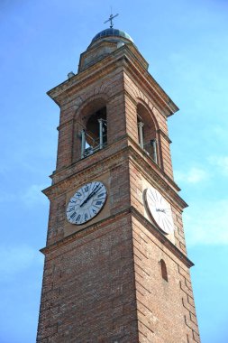 Şehirdeki saat kulesi.