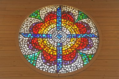 Parlak renkli süslemeli, vitraylı bir pencere.