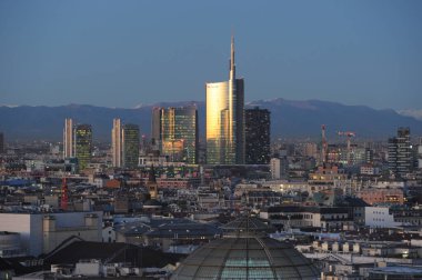 Milan, İtalya 24 Eylül 2018 Milan gökdelenler ve şehir merkezi arkasında dağlar olan Unicredit kulesi