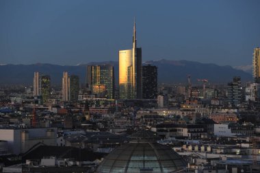 Milan, İtalya 24 Eylül 2018 Milan gökdelenler ve şehir merkezi arkasında dağlar olan Unicredit kulesi