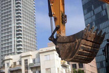 Binanın çatısında inşaat vinci var.