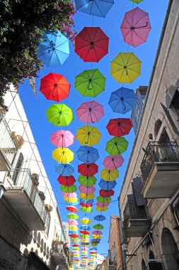 Şehrin ana caddesi renkli şemsiyelerle dekore edilmiştir.