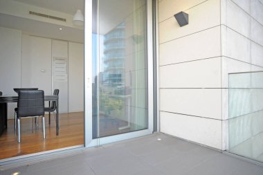 Modern bir otel odası.