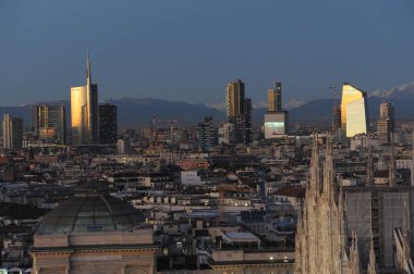 Avrupa, İtalya, Milan 15 Aralık 2019 - Duomo Katedrali, Vittorio Emanuele Galerisi ve dağlı Unicredit kulesi gökdelenleri 