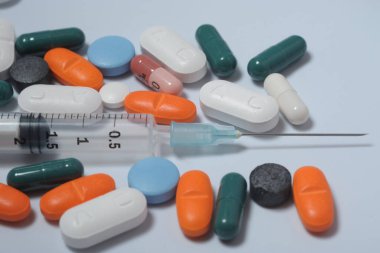 Kapsüllerdeki haplar - ilaçlar, ilaçlar - Coronavirus n-cov19 ile savaşmak için ilaç ve aşı arayışı