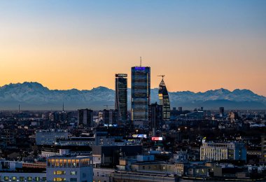 Milan, İtalya 24 Eylül 2018 Milan gökdelenler ve şehir merkezi arkasında dağlar olan Unicredit kulesi