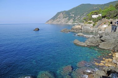 Framura, Liguria 'da Cinque Terre yakınlarında küçük bir sahil köyü. Güzel deniz ve tatilleri geçireceği bozulmamış doğa.