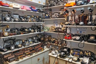 İngiltere, Londra 25 Nisan 2019 - Portobello yol pazarında antika telefon koleksiyonu