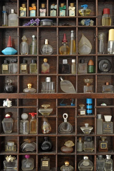 Uitzicht Oude Flessen Parfums Houten Planken — Stockfoto