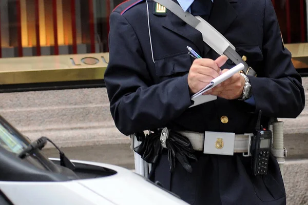 Místní Policie Vydává Pokuty Polovině Dne Ulicích Itálie — Stock fotografie