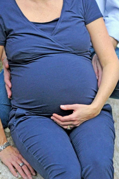 Gömlekli Hamile Bir Kadının Yakın Plan Görüntüsü — Stok fotoğraf