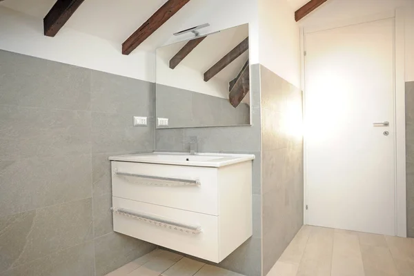 Łazienka Wystrój Wnętrz Drewnianą Podłogą Toaleta — Zdjęcie stockowe