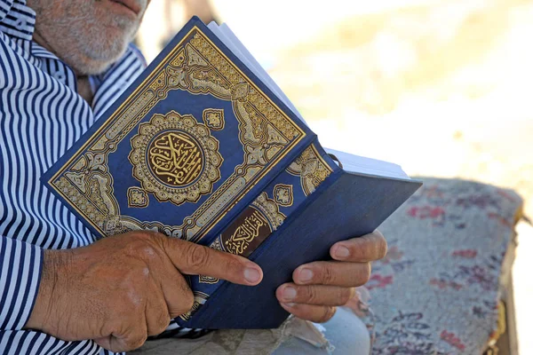 Man Met Koran Bijbel — Stockfoto