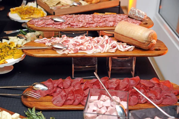 Carne Crua Variada Sobre Mesa — Fotografia de Stock