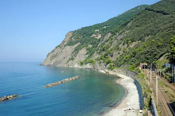 Bela Baía Com Lago Praia Rochosa Fundo Das Montanhas — Fotografia de Stock