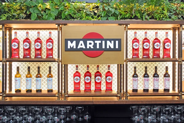 Martini Márkás Polcok Italos Üvegekkel — Stock Fotó