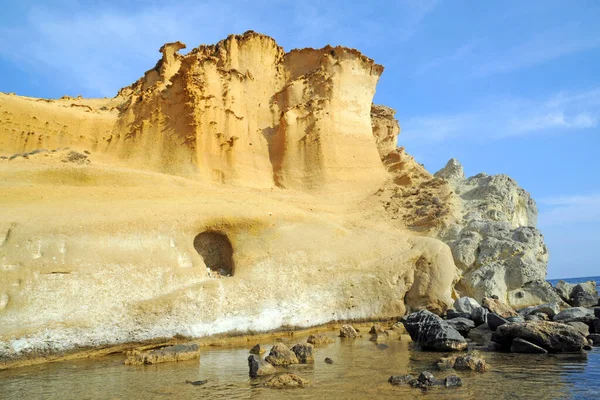 Vista Panorámica Rocas Arenosas Sobre Mar Luz Del Sol — Foto de Stock