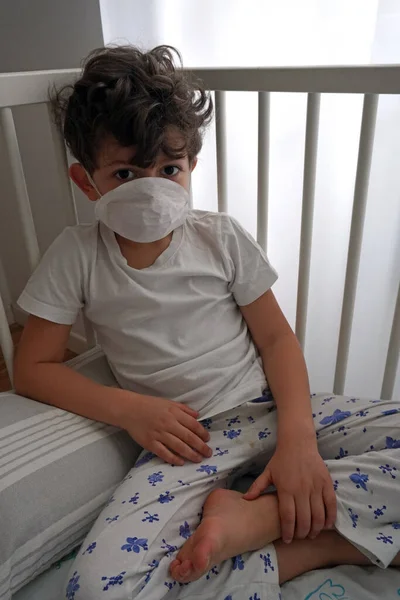 Ιταλία Μιλάνο Ευρωπαϊκό Λευκό Αγόρι Μάσκα Coronavirus 2019 Καραντίνα Έννοια — Φωτογραφία Αρχείου