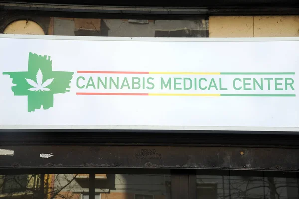 Una Señal Calle Del Centro Médico Cannabis —  Fotos de Stock