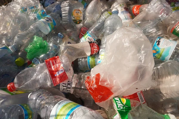 Şehirde geri dönüşüm kutusu