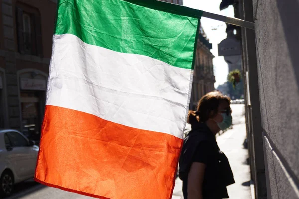Італія Мілан Квітень 2020 Італійський Прапор Розмахує Вітром Вулиці Під — стокове фото