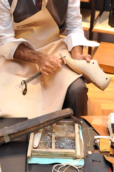 Ambachtsman Creëert Een Paar Handgemaakte Leren Schoenen Schoenmaker — Stockfoto