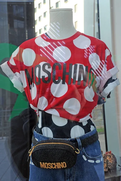 Milan Italy February 2019 Moschino Оригінальний Одяг Червону Футболку Whit — стокове фото