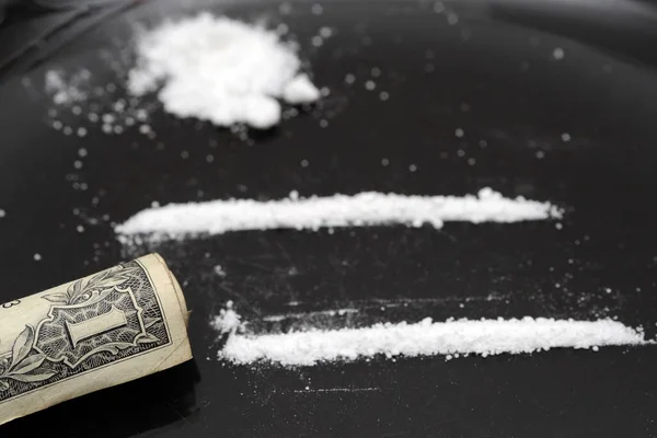 Kokain hatları ile dolar banknotları, bağımlılık ve madde bağımlılığı kavramı