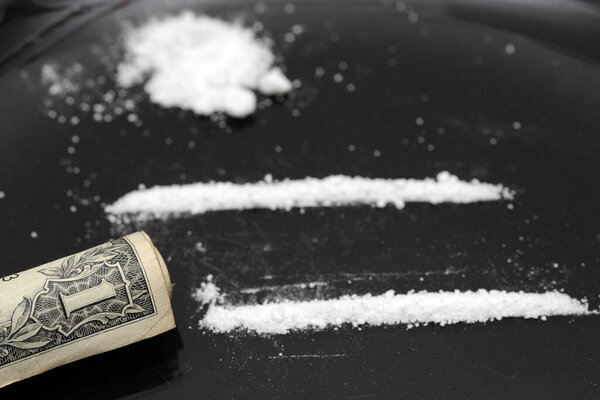 Кокаиновые линии с нами долларов банкноты, наркомания и наркомания концепции