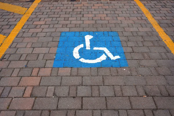 Sicht Auf Asphaltmarkierungen Behindertenschild Auf Dem Parkplatz — Stockfoto