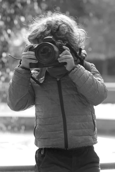 Dziecko Uczy Się Robić Zdjęcia Parku Profesjonalną Kamerą Odblaskową — Zdjęcie stockowe