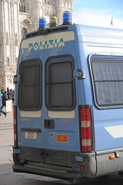 ミラノ イタリア12 2月2019 ドゥオーモ大聖堂の警察チェック 車やトラックの警察官は 観光客の流れを制御します — ストック写真