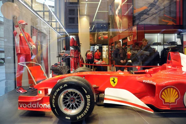 Mediolan Włochy Styczeń 2019 Sklep Ferrari Samochodem Sklepie — Zdjęcie stockowe