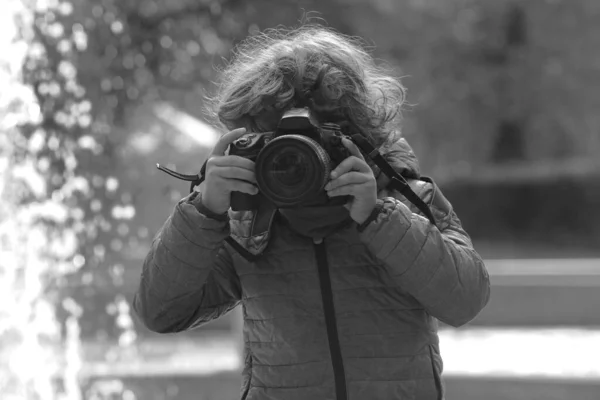 Child Learns Taking Pictures Park Professional Reflex Camera — Stock Photo, Image