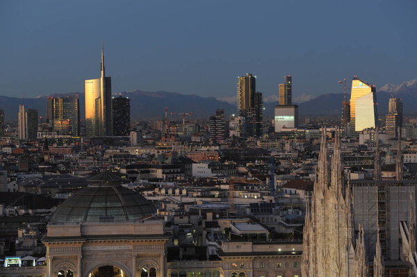 Европа, Италия, Милан 15 декабря 2019 - Панорамный вид на новый горизонт города - Собор Дуомо, Галерея Витторио Эммануэле и небоскребы Unicredit Tower с горами 