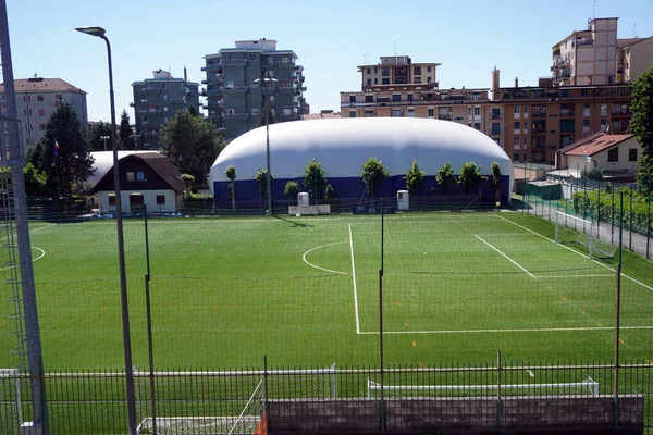 Estádio Futebol Com Grama Verde Céu Azul — Fotografia de Stock