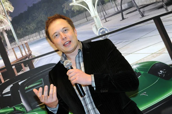 Milan - İtalya 28 Ocak 2019 Tesla elektrikli otomobilinin sahibi