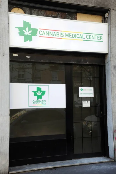 Una Señal Calle Del Centro Médico Cannabis —  Fotos de Stock