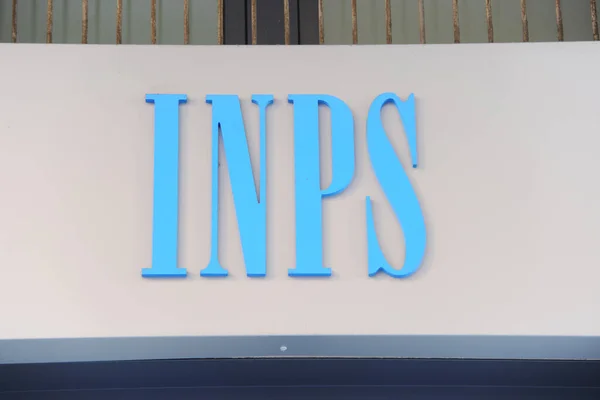 MILAN, ITALY - 13 Ocak 2020: İtalyan INPS ofisi cephesi, INPS Istituto Nazionale della Previdenza Sociale olarak da bilinir.
