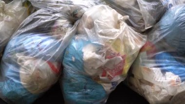 Paketteki çöp torbaları.