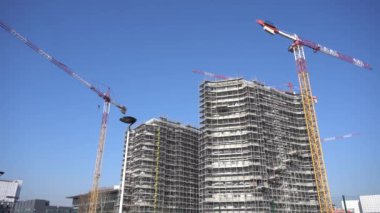 İtalya, Milan - 22 Ocak 2020: Bicocca 'da yeni bir gökdelen inşaatı için vinçleri ve iskelesi olan inşaat alanı