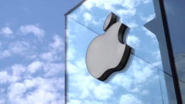 Avrupa, Milan, İtalya - Nisan 2020: Şehrin merkezindeki Piazza Liberty 'deki yeni Apple Mağazası - Apple logosu ve bulutlu mavi gökyüzü