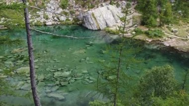 İtalya, Piedmont, Devero, lago delle streghe, Lepontine alp Temmuz 2020 - turistler yürüyüş yapar, orman dağlarında yürüyüş yapar, vahşi doğada temiz su ile vahşi cadılar gölü