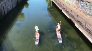 Avrupa, İtalya Nisan 2020 - Navigli Kanalları (Alzaia Naviglio Grande) 19 Coronavirüs salgını karantinası sırasında insan ve turistten yoksundu - baba ve oğul bir çöl kentinde yürüyordu.