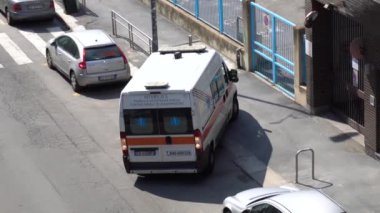 Avrupa, İtalya, Milano - Nisan 2020: Hasta covid-19 salgın karantinası için evde ambulans müdahalesi - balkondaki kadın ve beyaz önlüklü hemşire