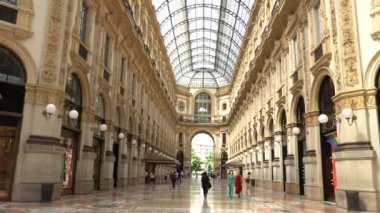 ITALY, MILAN - Haziran 2020: Karantina kapatma sona erdi Covid19 Coronavirus, Maskeli insanlar Vittorio Emanuele Galerisi, Milano Duomo Katedral Meydanı 