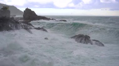 Liguria Cinque Terre, Framura 'da yıkıcı ve görkemli bir deniz fırtınası. Deniz dalgaları sahilin kayalıklarına çarpıyor ve bir su patlaması yaratıyor.